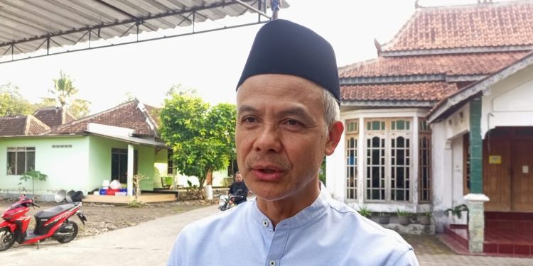 Ganjar Pranowo ditemui usai melaksanakan salat Idul Adha di kediamannya, Wedomartani, Depok, Sleman