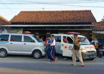 Tim terkait sedang melakukan evakuasi mayat seorang nenek di Bantul