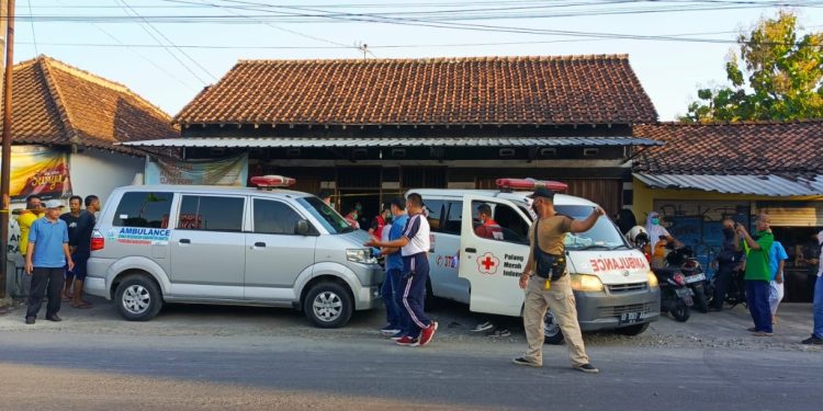 Tim terkait sedang melakukan evakuasi mayat seorang nenek di Bantul