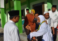 Bupati Demak dr Eisti'anah merangkul jamaah haji yang menangis setelah tahu suaminya meninggal di tanah suci karena sakit