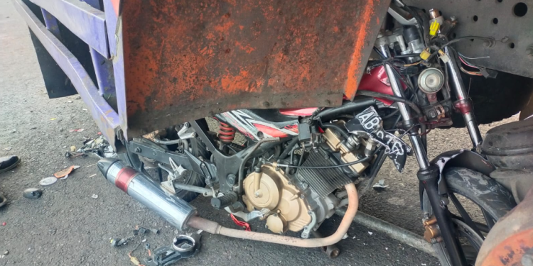 Kondisi Kecelakaan Motor Satria FU Tabrak Truk Berhenti di Bantul