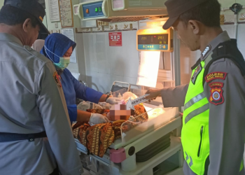 Petugas Kepolisian mengecek kondisi bayi