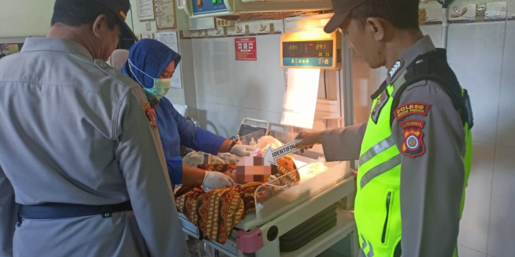 Petugas Kepolisian mengecek kondisi bayi