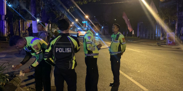 Polisi sedang cek tempat kecelakaan mahasiswi unisa yang viral