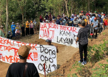 Puluhan warga melakukan demonstrasi menolak pembangunan TPSS di Srimulyo, Piyungan, Bantul