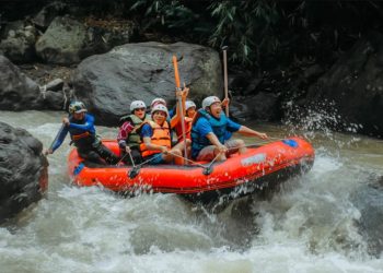 Rafting di sungai Ciwidey