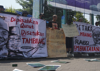 Sekelompok massa aktivis Forum Cik Ditiro menggelar aksi bisu di depan Universitas Aisyiyah, Sleman untuk mendesak PP Muhammadiyah menolak izin tambang