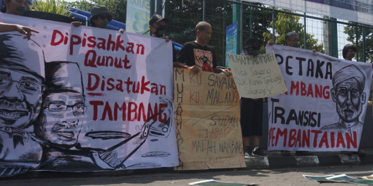 Sekelompok massa aktivis Forum Cik Ditiro menggelar aksi bisu di depan Universitas Aisyiyah, Sleman untuk mendesak PP Muhammadiyah menolak izin tambang