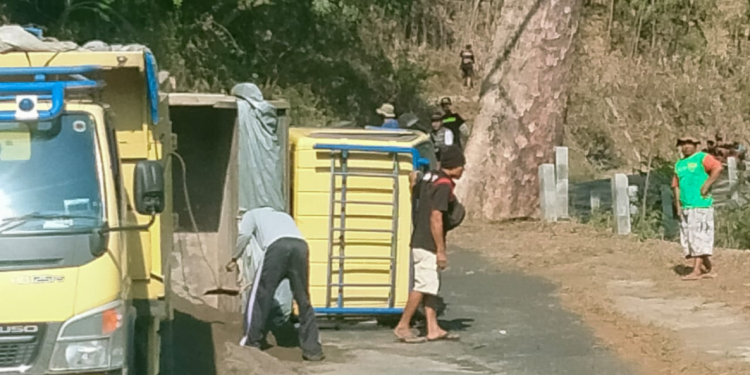Truk Muatan Pasir Terguling di Tanjakan Randu Alas Gedangsari