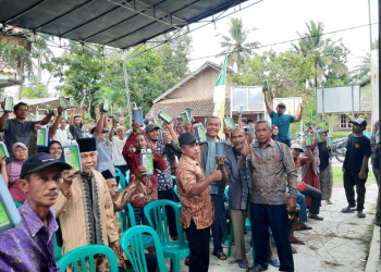 Yoyok Sulistyo membagikan pupuk cair organik kepada warga