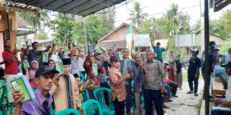 Yoyok Sulistyo membagikan pupuk cair organik kepada warga