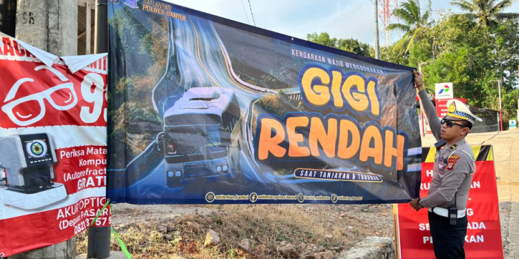 kepolisian memberikan himbauan lalu lintas