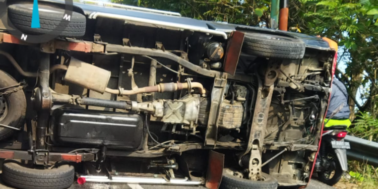 pickup L300 terguling dijalan Kaliurang Dlingo