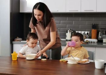 Pola Makan Orang Tua: Dampak Krusial pada Kebiasaan Makan Si Kecil