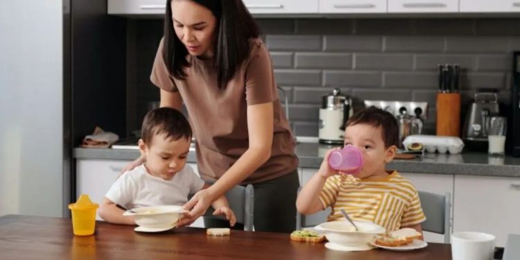 Pola Makan Orang Tua: Dampak Krusial pada Kebiasaan Makan Si Kecil