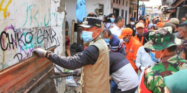Gerak Cepat Pemkot Jaksel Usai Kebakaran Manggarai, Kerja Bakti Bersih-bersih