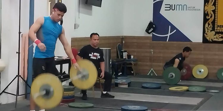 Prestasi Mencetak Emas Rizky Juniansyah, Kebanggaan Indonesia di Arena Dunia