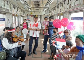 Bendera Berkibar Meriah di HUT RI: KAI Commuter Bagikan Ratusan Bendera Gratis
