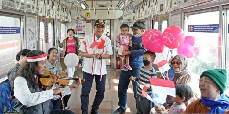 Bendera Berkibar Meriah di HUT RI: KAI Commuter Bagikan Ratusan Bendera Gratis