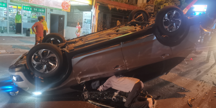 Honda BRV Kehilangan Kendali, Tabrakan Beruntun Terjadi di Depan Apotek K24