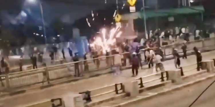 Ledakan Konflik Berdarah: Polisi Terluka Akibat Serangan Air Keras