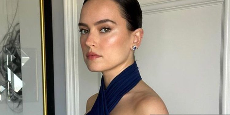 Perjalanan Luar Biasa Daisy Ridley Melawan Graves' Disease