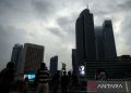 Langit Kelabu Selimuti Jakarta, Tanda Hujan akan Turun?