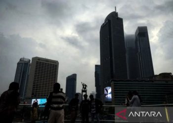 Langit Kelabu Selimuti Jakarta, Tanda Hujan akan Turun?