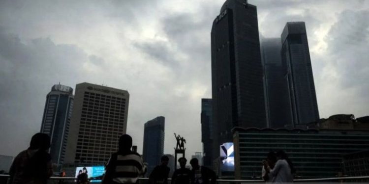 Langit Kelabu Selimuti Jakarta, Tanda Hujan akan Turun?