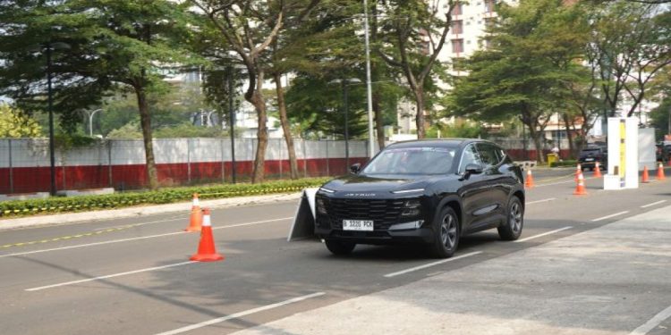 Petualangan Otomotif yang Mendebarkan: Kencan Singkat dengan Jetour Dashing di GIIAS 2024