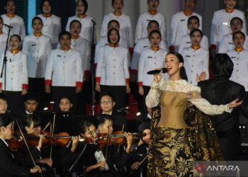 **Judul Artikel yang Menarik:**

* Lirik Mendalam "Tak Ingin Usai" yang Menggetarkan Hati