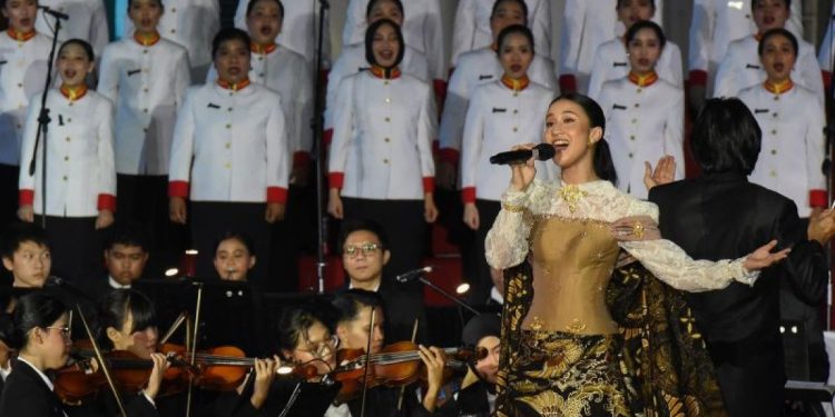 **Judul Artikel yang Menarik:**

* Lirik Mendalam "Tak Ingin Usai" yang Menggetarkan Hati