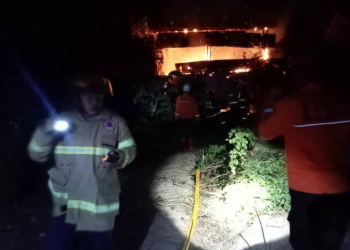 Petugas terkait sedang melakukan pemadaman api