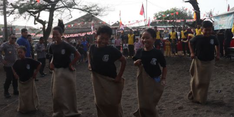 Polres Bantul menggelar bakti sosial dalam rangka memperingati HUT Kemerdekaan ke-79 Republik Indonesia di wilayah pesisir Pantai Samas