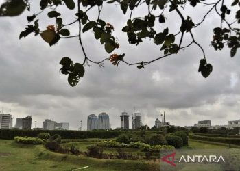 Permainan Langit Jakarta: Dari Tebal Berawan Siang ke Cerah Berawan Malam