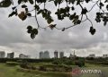 Langit Jakarta Berselimut Kabut Pekat, Waspada Hujan Lebat