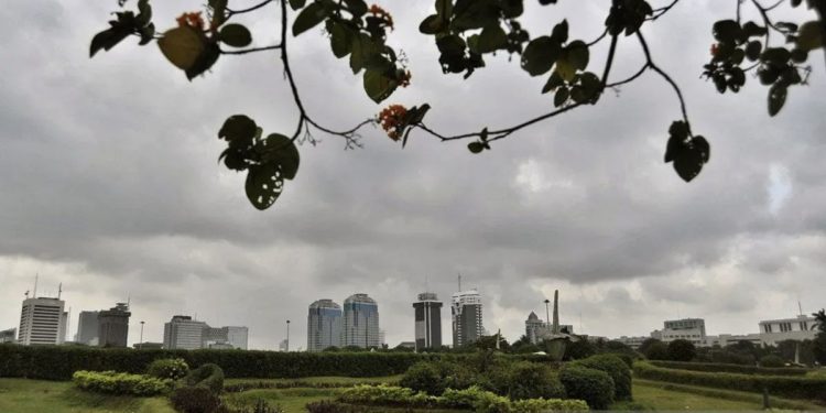 Langit Jakarta Berselimut Kabut Pekat, Waspada Hujan Lebat