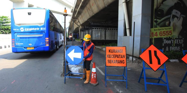 Penguasa Jalanan: Warna Rambu Lalu Lintas yang Menjaga Ketertiban