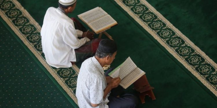 Al-Kahfi: Rahasia Tersembunyi, Makna Mendalam, dan Berkah Membacanya