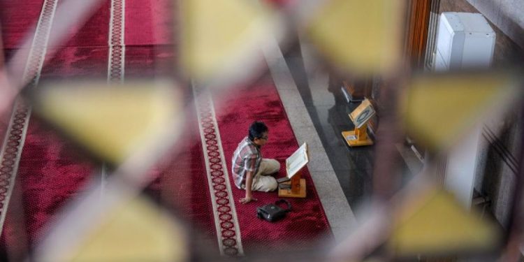 Menguak Rahasia yang Terkandung: Surat Al-Falaq dan Simbolisme Mendalamnya