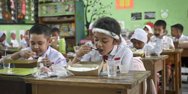 Banjir RK: Makan Gratis dan Kontroversi di Baliknya