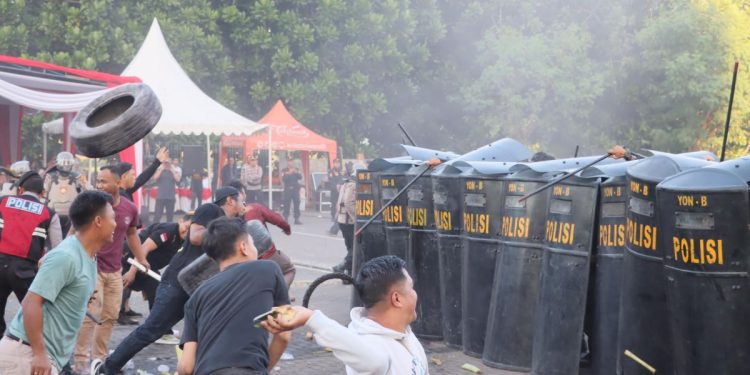 Simulasi Ketat: Polisi Siap Tangguh Hadapi Gangguan Pilkada DKI