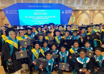 foto Bersama Wisudawan Sistem Informasi Universitas Alma Ata