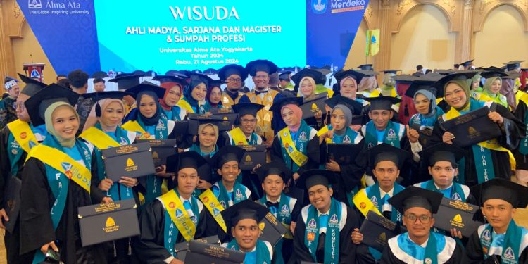 foto Bersama Wisudawan Sistem Informasi Universitas Alma Ata