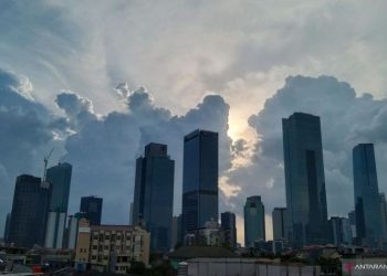 Jakarta Semangat Memulai Senin Ceria di Bawah Langit Cerah Berawan