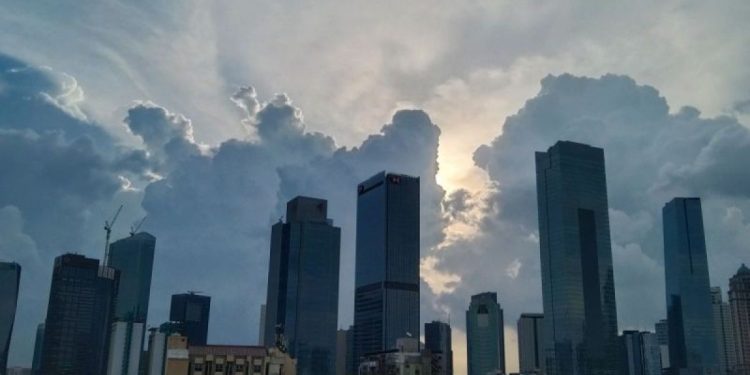 Jakarta Semangat Memulai Senin Ceria di Bawah Langit Cerah Berawan
