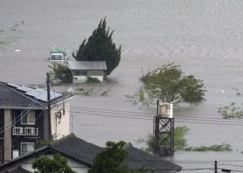 Topan Dahsyat Meluluhlantakkan Jepang: Pabrik Lumpuh, Langit Terputus