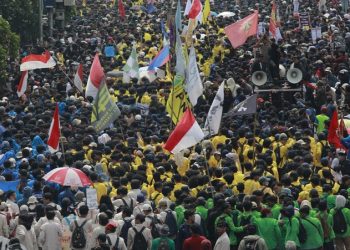 Gelombang Kuning-Biru-Hijau: Ribuan Demonstran Membanjiri DPR