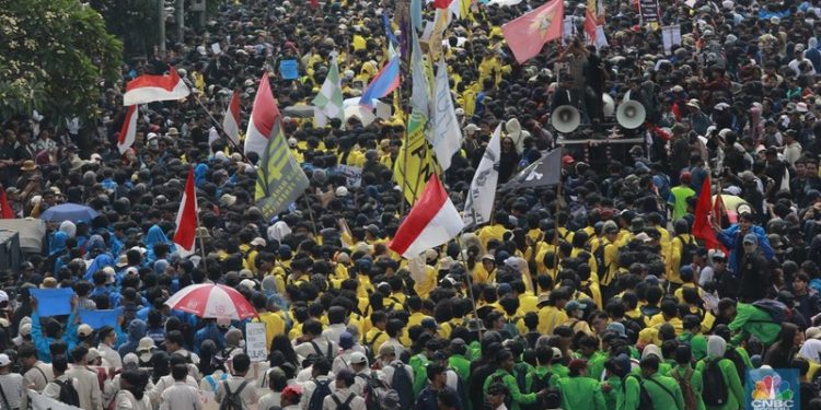 Gelombang Kuning-Biru-Hijau: Ribuan Demonstran Membanjiri DPR