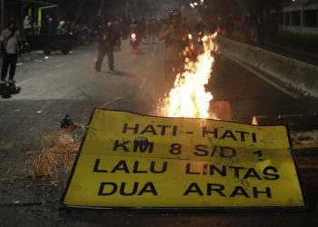 Situasi Mencekam di Depan Gedung DPR: Polisi Amankan Massa, Suasana Mencekam